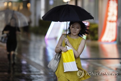 우산 쓴 도쿄 시민들 [EPA=연합뉴스 자료사진]