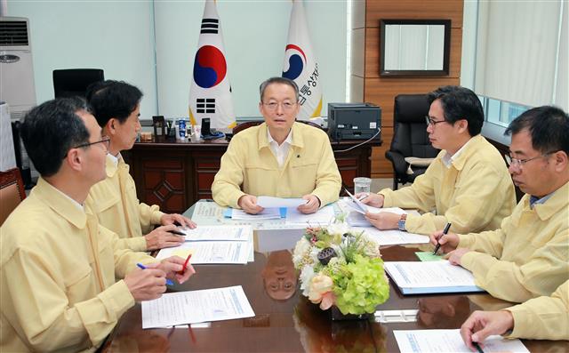 태풍 솔릭 대비 긴급 대책회의 하는 백운규 장관