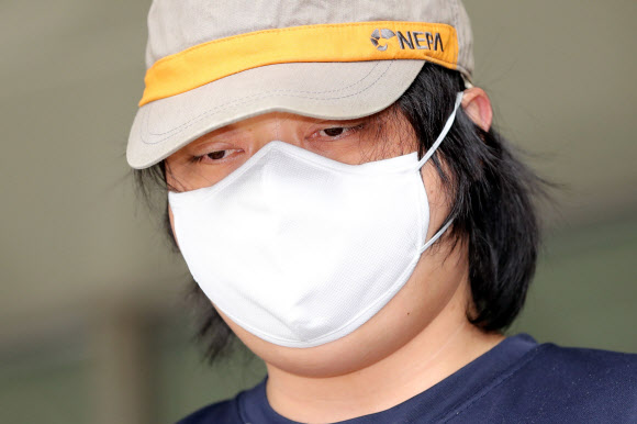 노래방 손님을 말다툼 끝에 살해한 뒤 시신을 훼손해 서울대공원 인근에 유기한 혐의를 받는 변모(34)씨가 23일 오전 영장실질심사를 위해 경기도 안양시 안양동안경찰서를 나서고 있다. 2018.8.23  연합뉴스