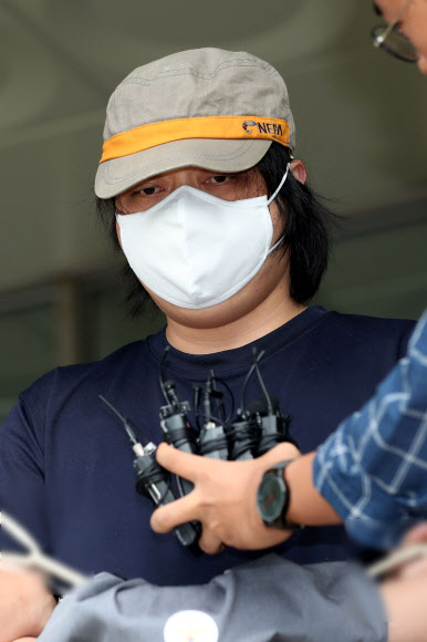 노래방 손님을 말다툼 끝에 살해한 뒤 시신을 훼손해 서울대공원 인근에 유기한 혐의를 받는 변모(34)씨가 23일 오전 영장실질심사를 위해 경기도 안양시 안양동안경찰서를 나서고 있다. 2018.8.23  연합뉴스
