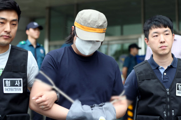 노래방 손님을 말다툼 끝에 살해한 뒤 시신을 훼손해 서울대공원 인근에 유기한 혐의를 받는 변모(34)씨가 23일 오전 영장실질심사를 위해 경기도 안양시 안양동안경찰서를 나서고 있다. 2018.8.23  연합뉴스