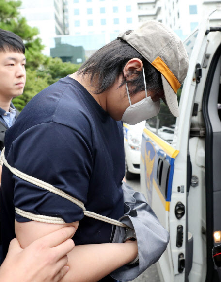 노래방 손님을 말다툼 끝에 살해한 뒤 시신을 훼손해 서울대공원 인근에 유기한 혐의를 받는 변모(34)씨가 23일 오전 영장실질심사를 위해 경기도 안양시 안양동안경찰서를 나서 호송차량에 오르고 있다. 2018.8.23  연합뉴스