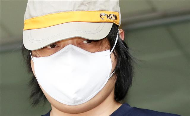 ‘과천 토막 살인 사건’ 피의자 B씨가 23일 오전 경기도 안양시 안양동안경찰서에서 수원지방법원 안양지원으로 영장실질심사를 받기 위해 나서고 있다. 피의자 B씨는 지난 19일 과천 서울대공원 인근 수풀에서 발견된 피해자 A씨를 안양 소재 노래방에서 살인한 후 토막내 유기한 혐의를 받고 있다. 2018.8.23 뉴스1