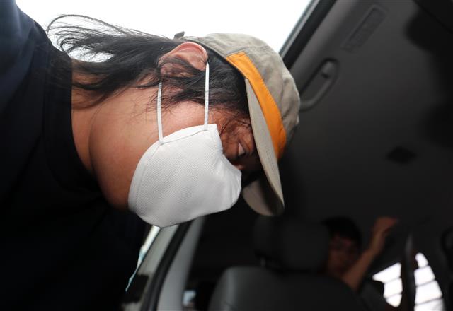 ‘과천 토막 살인 사건’ 피의자 B씨가 23일 오전 경기도 안양시 안양동안경찰서에서 영장실질심사를 받기 위해 수원지법 안양지원으로 향하는 차량에 올라타고 있다. 피의자 B씨는 지난 19일 과천 서울대공원 인근 수풀에서 발견된 피해자 A씨를 안양 소재 노래방에서 살인한 후 토막내 유기한 혐의를 받고 있다. 2018.8.23 뉴스1