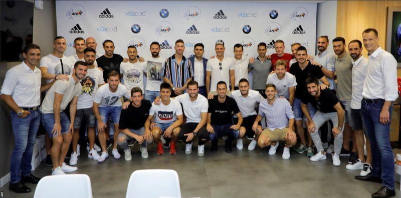 레알 마드리드 주장 세르히오 라모스(앞줄 왼쪽 등번호 12번 셔츠 입은 이)를 비롯한 스페인 프로축구 선수들이 22일(현지시간) 마드리드에서 라리가 선수노조(AFE) 모임을 가진 뒤 기념 촬영에 응하고 있다. AFE 제공