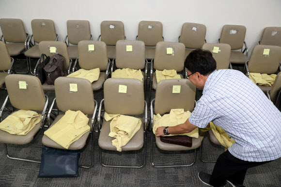 23일 오전 국회 본청 교육위원회 회의실에서 정부 관계자가 태풍 북상에 따라 만일의 사태를 대비해 회의에 참석하는 공무원들의 민방위복을 준비하고 있다. 2018.8.23  연합뉴스