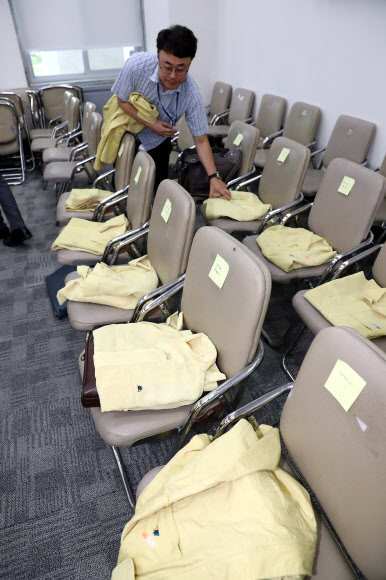 23일 오전 국회 본청 교육위원회 회의실에서 정부 관계자가 태풍 북상에 따라 만일의 사태를 대비해 회의에 참석하는 공무원들의 민방위복을 준비하고 있다. 2018.8.23  연합뉴스