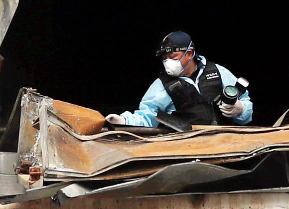 23일 오전 인천시 남동구 논현동 세일전자 화재현장에서 경찰과 소방 관계자 등으로 구성된 합동감식반의 한 조사관이 2차 현장감식을 하고 있다. 2018.8.23  연합뉴스