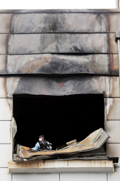 23일 오전 인천시 남동구 논현동 세일전자 화재현장에서 경찰과 소방 관계자 등으로 구성된 합동감식반의 한 조사관이 2차 현장감식을 하고 있다. 2018.8.23  연합뉴스