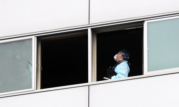 23일 오전 인천시 남동구 논현동 세일전자 화재현장에서 경찰과 소방 관계자 등으로 구성된 합동감식반의 한 조사관이 2차 현장감식을 하고 있다. 2018.8.23  연합뉴스