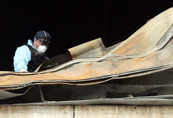 23일 오전 인천시 남동구 논현동 세일전자 화재현장에서 경찰과 소방 관계자 등으로 구성된 합동감식반의 한 조사관이 2차 현장감식을 하고 있다. 2018.8.23  연합뉴스