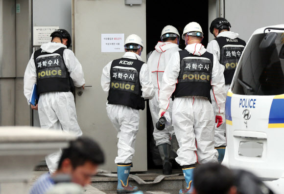 23일 오전 인천시 남동구 논현동 세일전자 화재현장에서 경찰과 소방 관계자 등으로 구성된 합동감식반이 2차 현장감식을 하고자 공장 내부로 들어서고 있다. 2018.8.23  연합뉴스