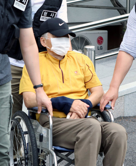 엽총을 쏴 공무원 2명을 숨지게 하고 주민 1명을 다치게 한 혐의를 받는 김모(77)씨가 23일 오전 영장실질심사를 받기 위해 경북 안동경찰서에서 대구지법 안동지원으로 이동하고 있다. 2018.8.23  연합뉴스