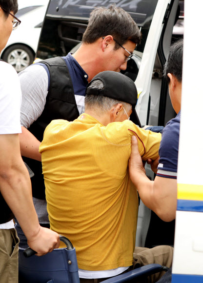 엽총을 쏴 공무원 2명을 숨지게 하고 주민 1명을 다치게 한 혐의를 받는 김모(77)씨가 23일 오전 영장실질심사를 받기 위해 경북 안동경찰서에서 대구지법 안동지원으로 이동하고 있다. 2018.8.23  연합뉴스