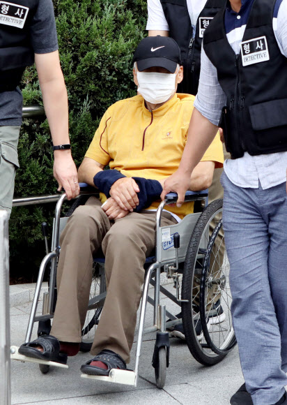 엽총을 쏴 공무원 2명을 숨지게 하고 주민 1명을 다치게 한 혐의를 받는 김모(77)씨가 23일 오전 영장실질심사를 받기 위해 경북 안동경찰서에서 대구지법 안동지원으로 이동하고 있다. 2018.8.23  연합뉴스