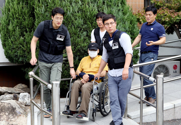 엽총을 쏴 공무원 2명을 숨지게 하고 주민 1명을 다치게 한 혐의를 받는 김모(77)씨가 23일 오전 영장실질심사를 받기 위해 경북 안동경찰서에서 대구지법 안동지원으로 이동하고 있다. 2018.8.23  연합뉴스