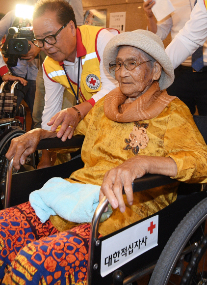 8.15 계기 ‘제21차 이산가족 상봉행사’(2회차)를 하루 앞둔 23일 오후 우리측 최고령 상봉 대상자인 강정옥(100) 할머니가 강원도 속초시 한화리조트 설악에 도착해 상봉 등록을 하고 있다. 강 할머니는 헤어진 북측의 동생 강정화(85) 할머니를 만날 예정이다. 2018. 8. 23  사진공동취재단