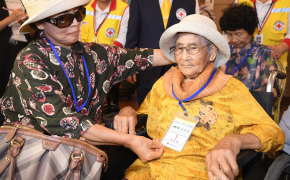 8.15 계기 ‘제21차 이산가족 상봉행사’(2회차)를 하루 앞둔 23일 오후 우리측 최고령 상봉 대상자인 강정옥(100) 할머니가 강원도 속초시 한화리조트 설악에 도착해 상봉 등록을 하고 있다. 강 할머니는 헤어진 북측의 동생 강정화(85) 할머니를 만날 예정이다. 2018. 8. 23  사진공동취재단