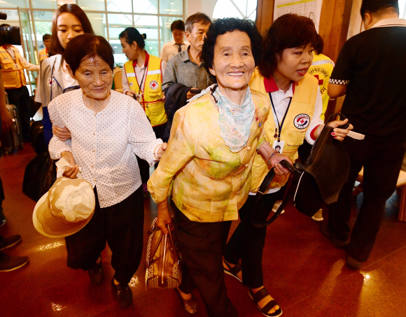 제21차 남북 이산가족 상봉행사 등록날인 23일 강원도 속초 한화리조트에서 이후남(81·가운데)씨 가족들이 밝은 표정으로 들어서고 있다. 이후남씨는 북측 언니 리숙희(90)씨를 만날 예정이다. 2018. 8. 23  사진공동취재단