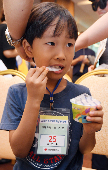 8.15 계기 ‘제21차 이산가족 상봉행사’(2회차)를 하루 앞둔 23일 오후 강원도 속초시 한화리조트 설악에서 우리측 최연소 상봉자인 김연준(7) 군이 상봉 등록을 하고 있다. 이번 상봉 행사에 참여한 남북 상봉단은 24일부터 사흘간 6차례, 총 12시간 상봉한다. 2018. 8. 23  사진공동취재단