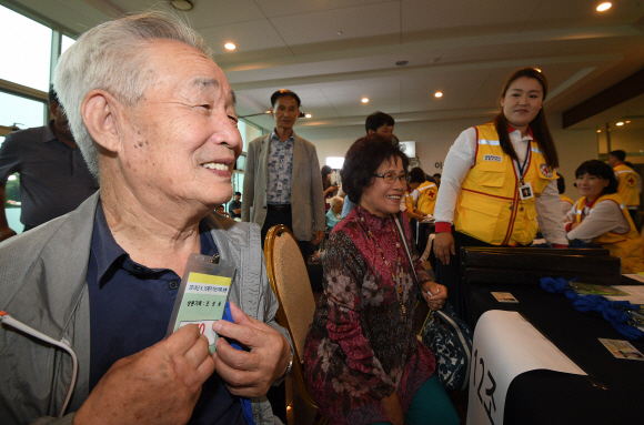 8.15 계기 ‘제21차 이산가족 상봉행사’(2회차)를 하루 앞둔 23일 오후 강원도 속초시 한화리조트 설악에서 북녘의 형님을 만나러 가는 조상용(80) 할아버지가 상봉 등록을 위해 환하게 웃으며 증명사진을 촬영하고 있다. 이번 상봉 행사에 참여한 남북 상봉단은 24일부터 사흘간 6차례, 총 12시간 상봉한다. 2018. 8. 23  사진공동취재단