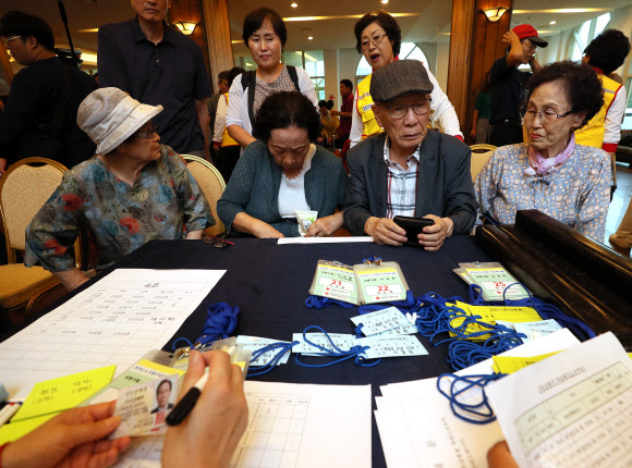 제21차 이산가족 상봉행사 2차를 하루 앞둔 23일 오후 강원도 속초시 한화리조트에서 한 가족이 등록을 하고 있다. 24∼26일 열리는 2차 상봉에서는 북측에서 이산가족 상봉을 신청한 83명과 동반 가족들이 남측가족 337명을 만날 예정이다. 2018.8.23  연합뉴스