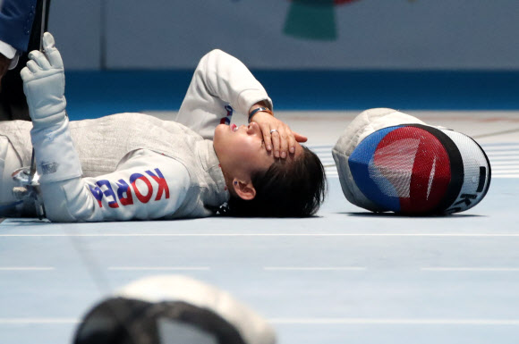 23일 오후(현지시간) 자카르타 컨벤션센터에서 열린 2018 자카르타-팔렘방 아시안게임 펜싱 여자 플뢰레 준결승 한국 대 일본 경기에서 8번째 경기에 나선 ‘맏언니’ 남현희가 맹추격을 하던 중 부상을 당해 치료를 받으며 고통스러워 하고 있다.  2018.8.23  연합뉴스