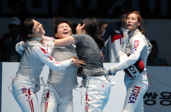 23일 오후(현지시간) 자카르타 컨벤션센터에서 열린 2018 자카르타-팔렘방 아시안게임 펜싱 여자 플뢰레 준결승 한국 대 일본 경기에서 일본에 패한 한국의 전희숙이 굳은 표정으로 환호하는 일본 대표팀을 바라보고 있다. 2018.8.23  연합뉴스