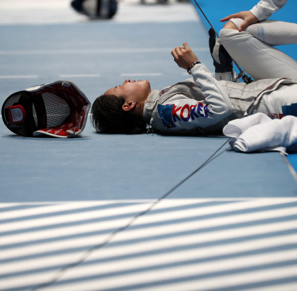 23일 오후 (현지시간) 인도네시아 자카르타 컨벤션센터에서 열린 2018 자카르타-팔렘방 아시안게임 펜싱 여자 플뢰레 단체 준결승전에서 한국 남현희가 경기중 누워 고통스러운 표정을 짓고 있다. 2018.8.23  연합뉴스