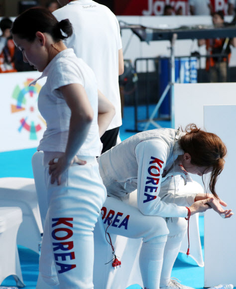 23일 오후 (현지시간) 인도네시아 자카르타 컨벤션센터에서 열린 2018 자카르타-팔렘방 아시안게임 펜싱 여자 플뢰레 단체 준결승전에서 일본에 패한 한국 남현희(왼쪽)와 전희숙이 아쉬워하고 있다. 2018.8.23  연합뉴스
