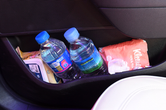 택시에 탄 승객이라면 누구나 이용할 수 있는 도어 수납공간에 준비된 물과 티슈.