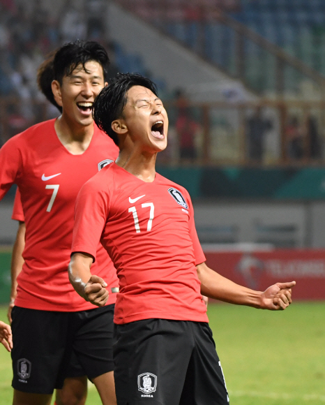 23일 오후(현지시간) 인도네시아  자와바랏주 치카랑의 위바와 묵티 스타디움에서 열린 열린  2018 자카르타-팔렘방 아시안게임 축구 16강 한국과 이란의 경기. 이승우가 골을 넣은 후 기뻐하고 있다. 2018. 8. 23. 박윤슬 기자 seul@seoul.co.kr