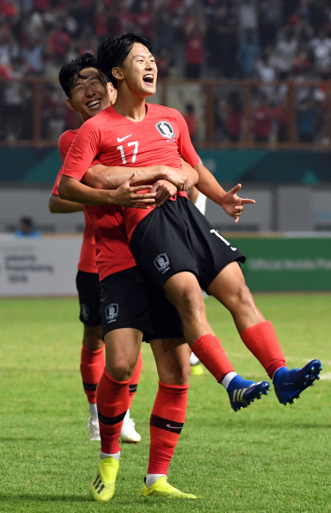 23일 오후(현지시간) 인도네시아  자와바랏주 치카랑의 위바와 묵티 스타디움에서 열린 열린  2018 자카르타-팔렘방 아시안게임 축구 16강 한국과 이란의 경기. 이승우가 골을 넣은 후 기뻐하고 있다. 2018. 8. 23. 박윤슬 기자 seul@seoul.co.kr