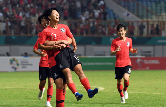 23일 오후(현지시간) 인도네시아  자와바랏주 치카랑의 위바와 묵티 스타디움에서 열린 열린  2018 자카르타-팔렘방 아시안게임 축구 16강 한국과 이란의 경기. 이승우가 골을 넣은 후 기뻐하고 있다. 2018. 8. 23. 박윤슬 기자 seul@seoul.co.kr