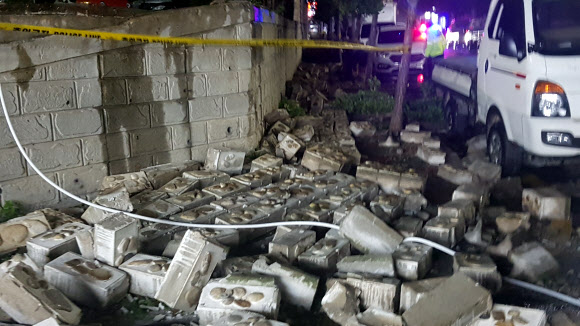 제19호 태풍 ‘솔릭’이 한반도를 강타하면서 광주?전남에 피해가 잇따랐다. 사진은 지난 23일 오후 전남 고흥군 고흥읍 한 아파트 담장 일부가 강풍에 무너진 모습으로, 길을 지나던 A(16)군이 골절상을 입고 병원에서 치료를 받고 있다. 2018.8.24  전남 고흥군 제공