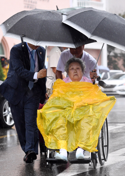 제21차 남북 이산가족 상봉행사 2회차 첫날인 24일 강원 속초 한화리조트에서 남측 상봉단들이 금강산으로 출발하고 있다. 2018.8.24 사진공동취재단