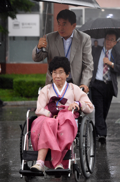 제21차 남북 이산가족 상봉행사 2회차 첫날인 24일 강원 속초 한화리조트에서 남측 상봉단들이 금강산으로 출발하고 있다.2018.8.24 사진공동취재단