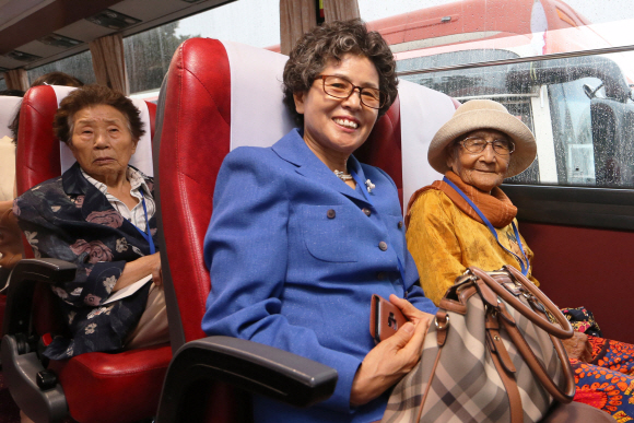 제21차 이산가족 상봉행사일인 24일 오전 강원도 속초시 한화리조트에서 최고령 상봉예정자 강정옥(100)할머니와 김옥순(89)씨가 남북출입사무소로 이동하기 위해 버스에 탑승하고 있다. 2018.8.24 사진공동취재단