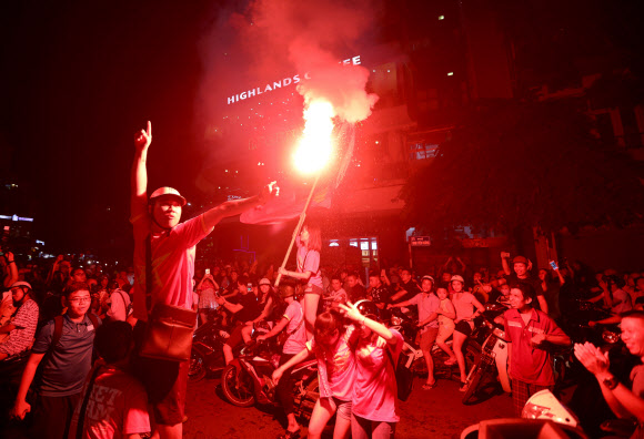 베트남 축구팬들이 23일(현지시간) 하노이 거리에서 아시안게임 8강 진출을 기뻐하고 있다. EPA 연합뉴스