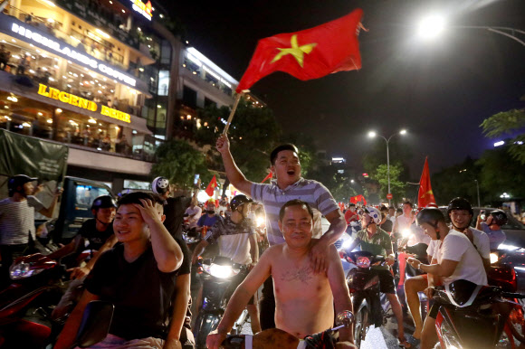 베트남 축구팬들이 23일(현지시간) 하노이 거리에서 아시안게임 8강 진출을 기뻐하고 있다. EPA 연합뉴스