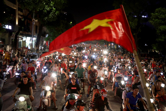 베트남 축구팬들이 23일(현지시간) 하노이 거리에서 아시안게임 8강 진출을 기뻐하고 있다. EPA 연합뉴스