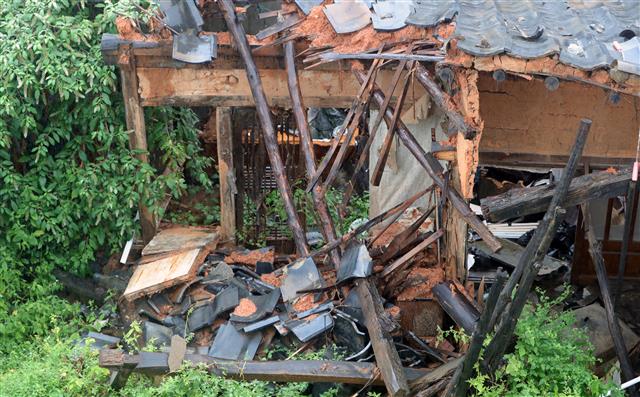 24일 오전 7시27분께 전북 전주시 태평동의 한 재개발 사업지 주택이 무너져 이모씨(68, 여)가 잔해에 깔린 사고가 발생했다. 인근 병원으로 옮겨진 이씨는 생명에 지장이 없는 것으로 전해졌다. 소방관계자는 “집이 원래 낡고 일부가 무너져 있었다는 주민들의 진술이 있었다”며 “태풍의 영향으로 무너졌는지 조사하고 있다”고 말했다.2018.8.24 뉴스1