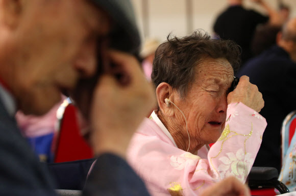 ‘눈물 흘리는 남매’