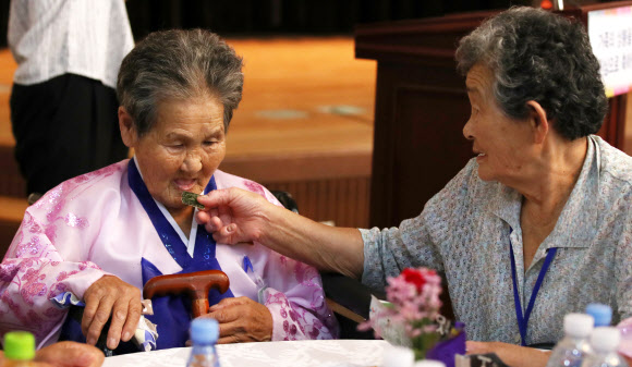 ‘언니 간식 챙기는 동생’