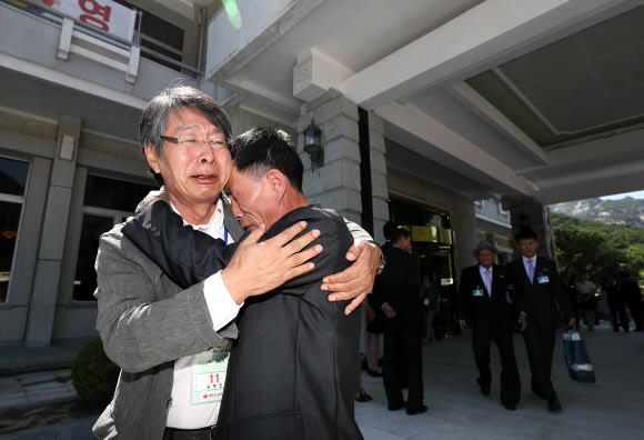 발길 떨어지지 않는 이산가족