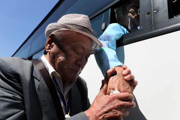 ‘이 손 놓고싶지 않습니다’