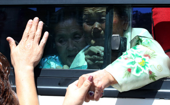 ‘놓지 못하는 손’