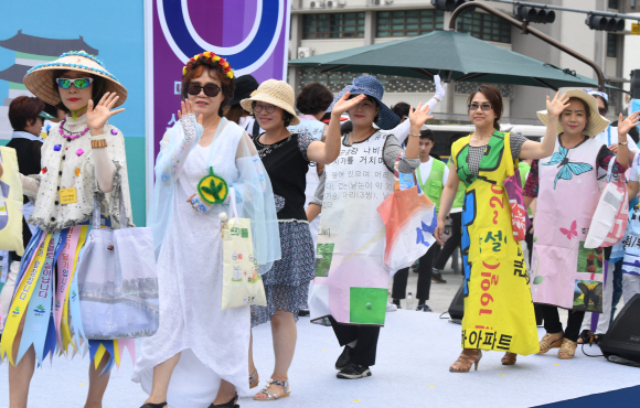 폐현수막·재활용품 이용한 패션 