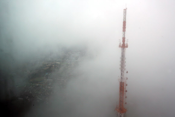 전국 대부분 지역이 흐리고 비가 내리는 27일 오전 남산서울타워 주변에 안개가 자욱하다. 2018.8.27  연합뉴스