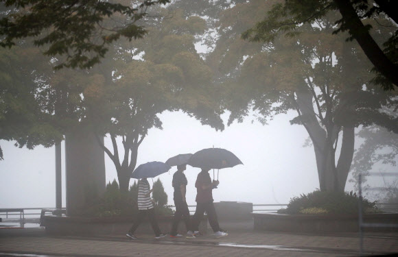 전국 대부분 지역이 흐리고 비가 내리는 27일 오전 남산서울타워 주변에 안개가 자욱하다. 2018.8.27  연합뉴스